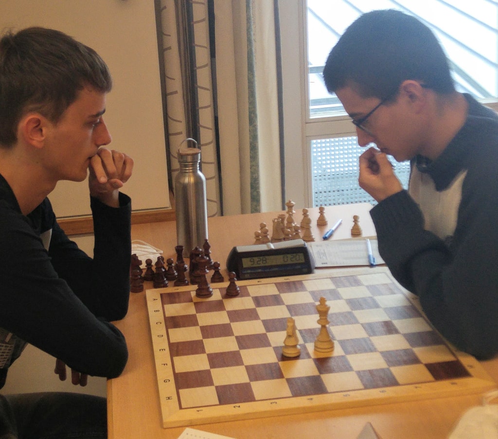 Kampf bis zum nackten König um den Mannschaftssieg: Tobias Kolb (links) gegen Ted Shpati
